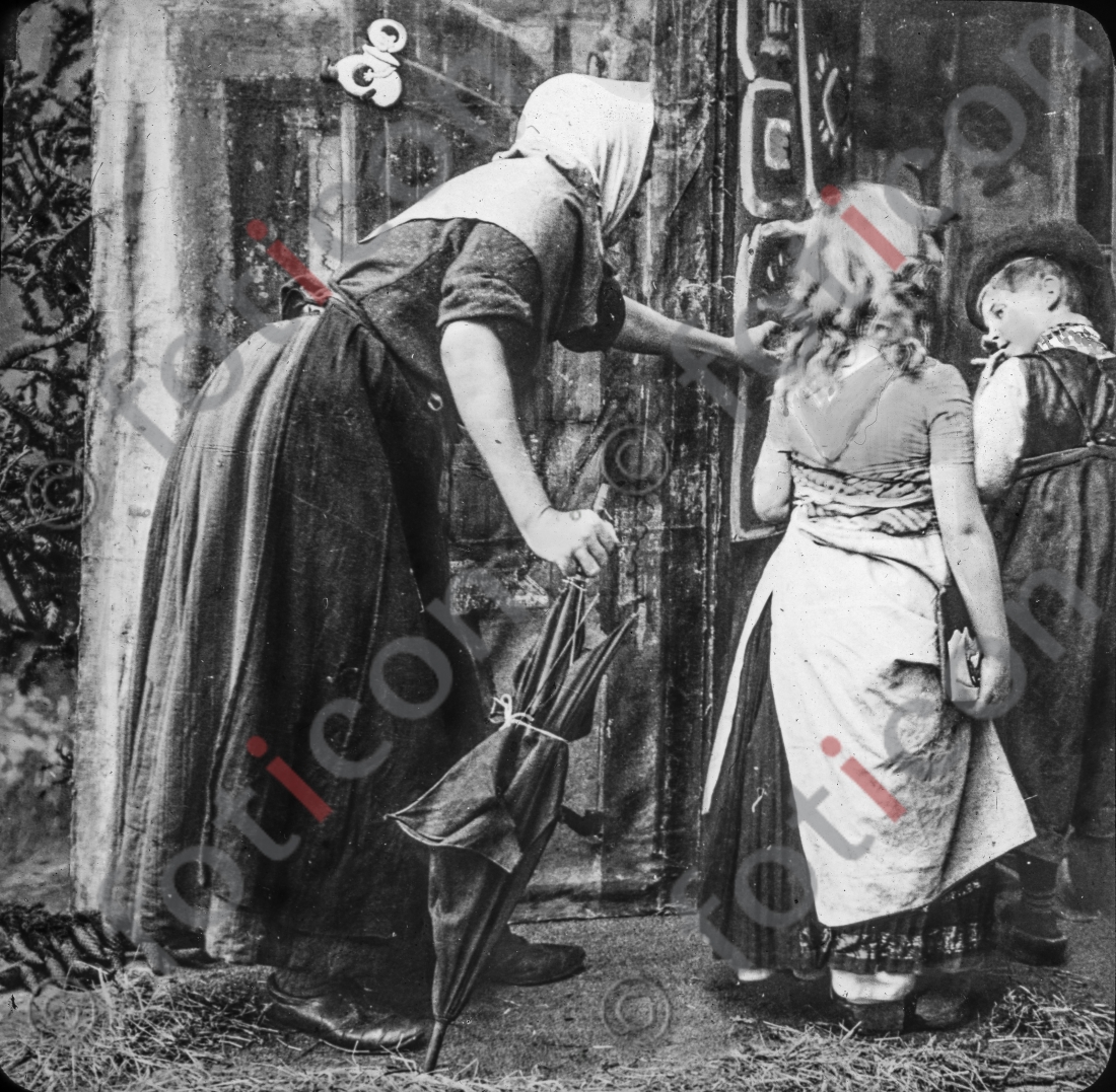Hänsel und Gretel | Hansel and Gretel - Foto foticon-simon-166-011-sw.jpg | foticon.de - Bilddatenbank für Motive aus Geschichte und Kultur